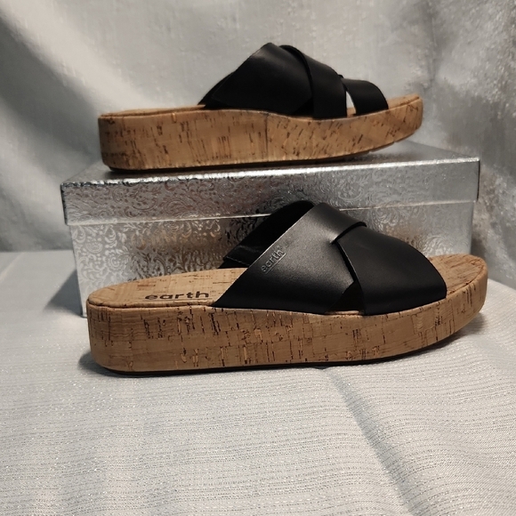 Hearth Shoes - EARTH SIZE 8 Women's Black Sandals The Right Shoe Has a Small Detail